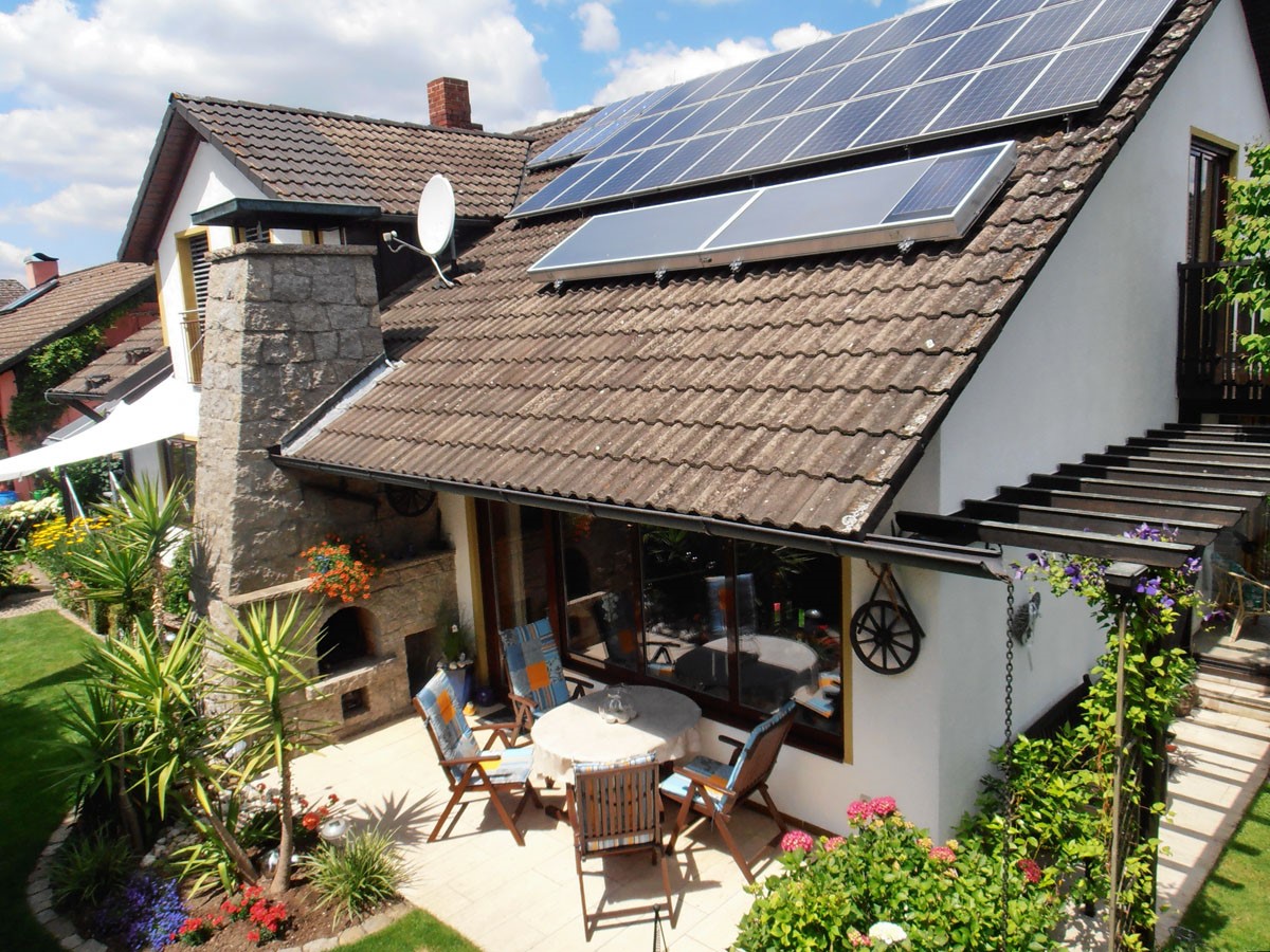 Solarluftkollektor an einer Hausfassade