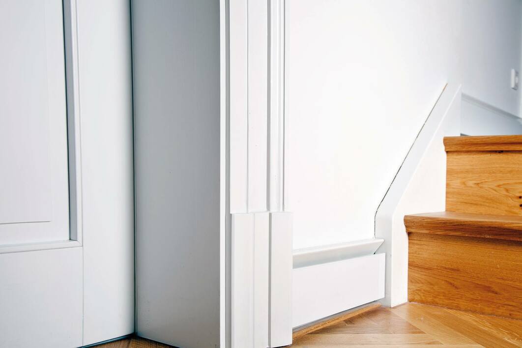 Montierte Sockelleistenheizung an einer Wand