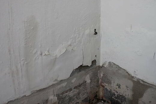 Abplatzungen durch aufsteigende Feuchtigkeit
